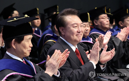 윤석열 대통령이 16일 대전 유성구 KAIST에서 열린 '2024년 학위수여식'에 참석해 박수를 치고 있다.   대통령실통신사진기자단